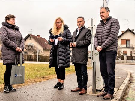 Predstavnica AVP župan in predstavnik zavoda Zlata mreža